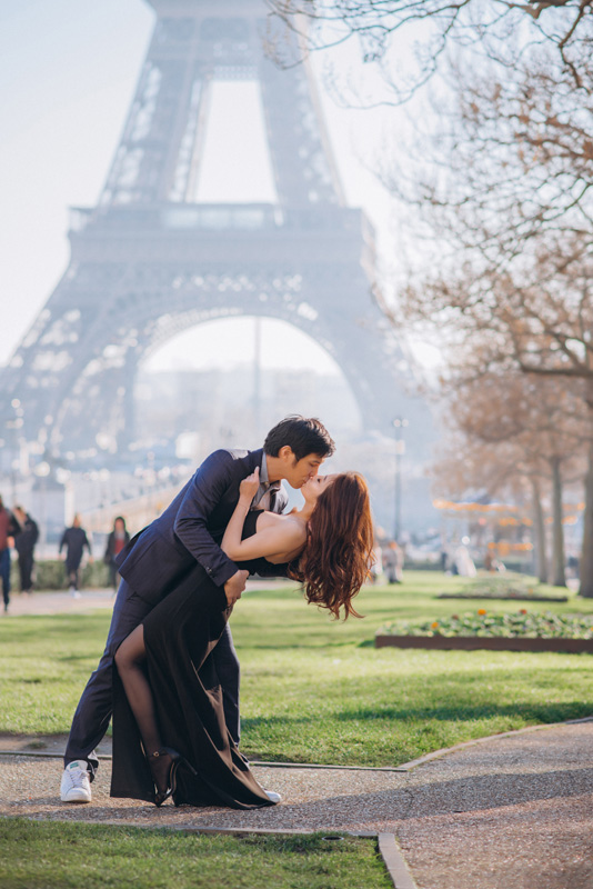 PARIS LOCATIONS FOR COUPLE PHOTO SHOOT