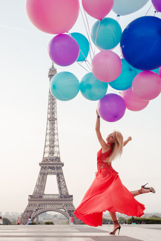 Paris photoshoot with balloons 10