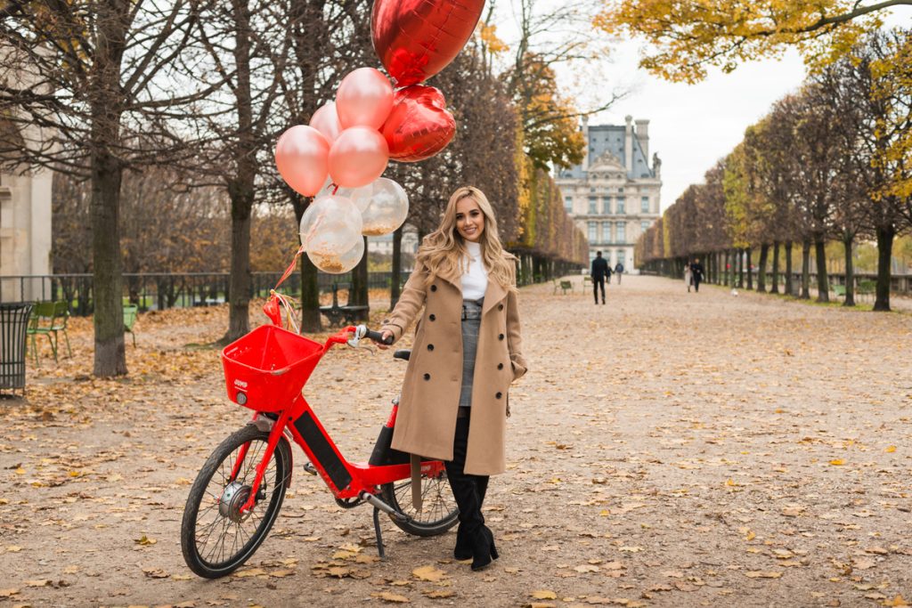 Paris photoshoot with balloons 20
