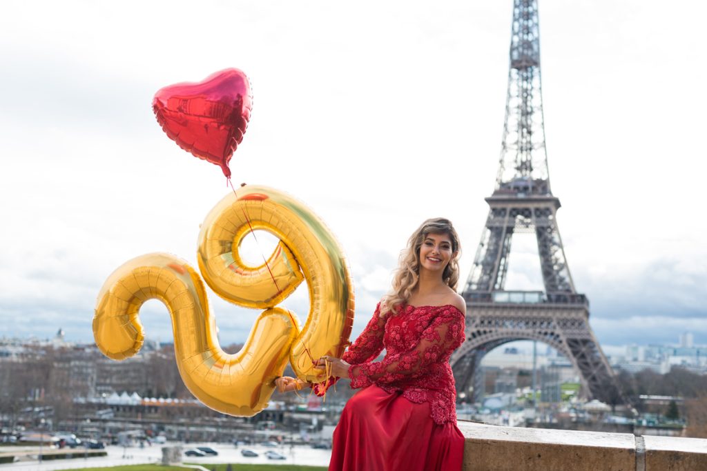Paris photoshoot with balloons 3