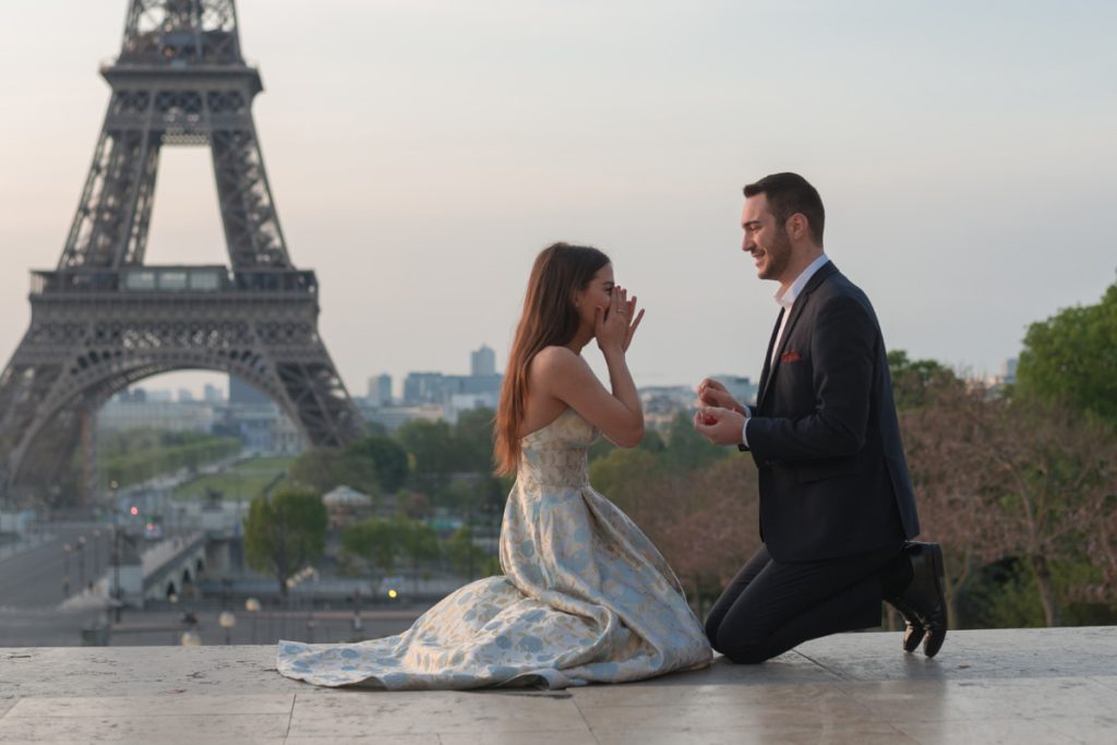 Romantic photographer paris